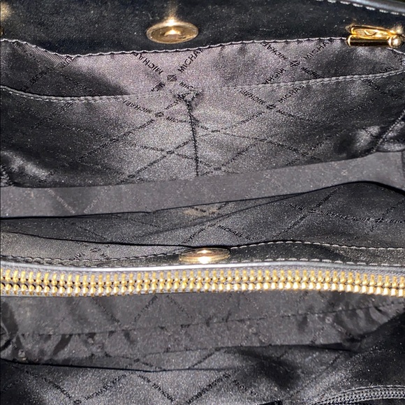 Michael Kors Black Shoulder Bag with Gold Chain - Picture 3 of 8